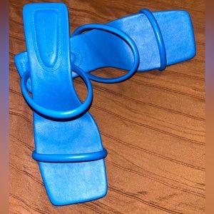 New !! Vibrant Blue low square toe  heels 💙💙